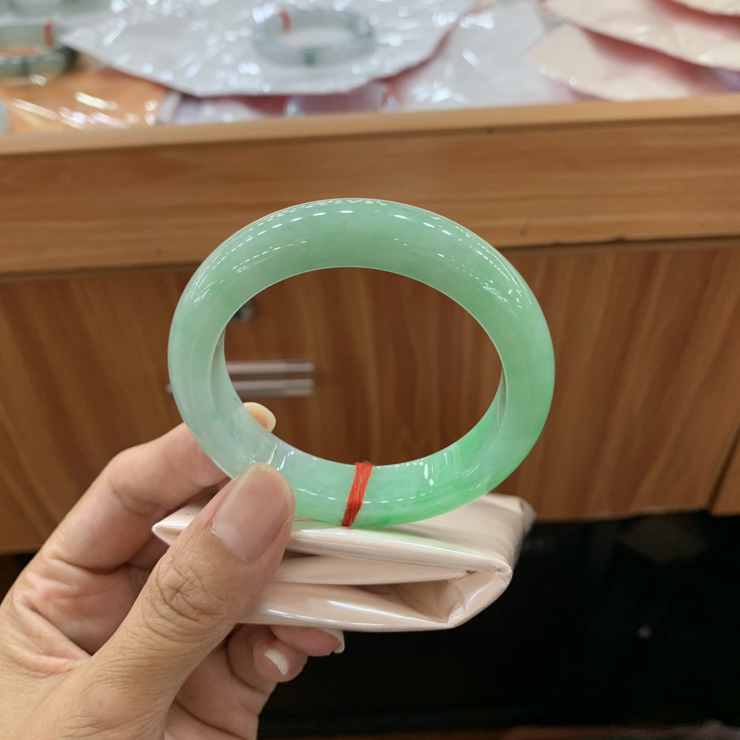 061504JJ 飘绿正圈翡翠手镯 53-12-8.8