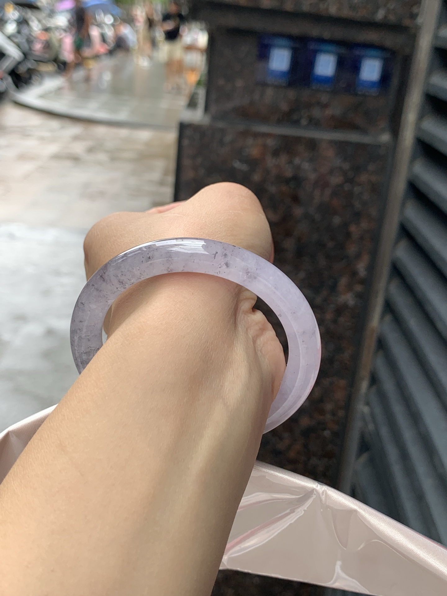 冰紫乌鸡圆条 53.8-8.7-8.8 0616-N983 打灯纹裂，冰润通透的底子，漫天细碎墨色雪花意境满满，清透朦胧紫调底色，独特清冷氛围感，小众不撞款。
