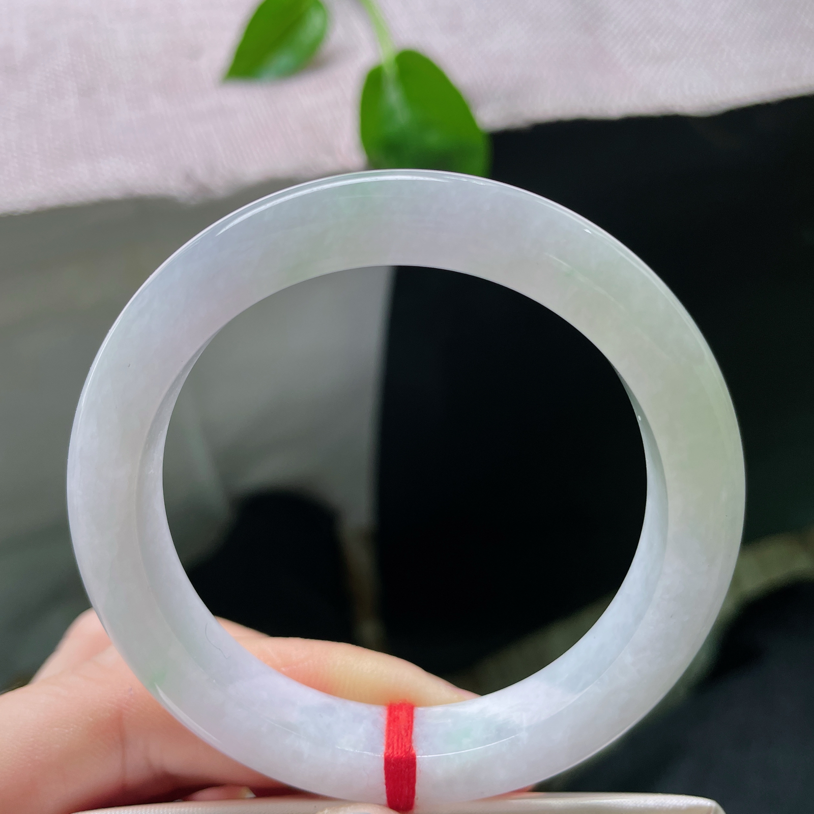 特惠专拍
52.7/9.9/8.2，淡春彩正圈，条形秀气，佩戴优雅，轻盈无感，晶体，整体完美，ss5