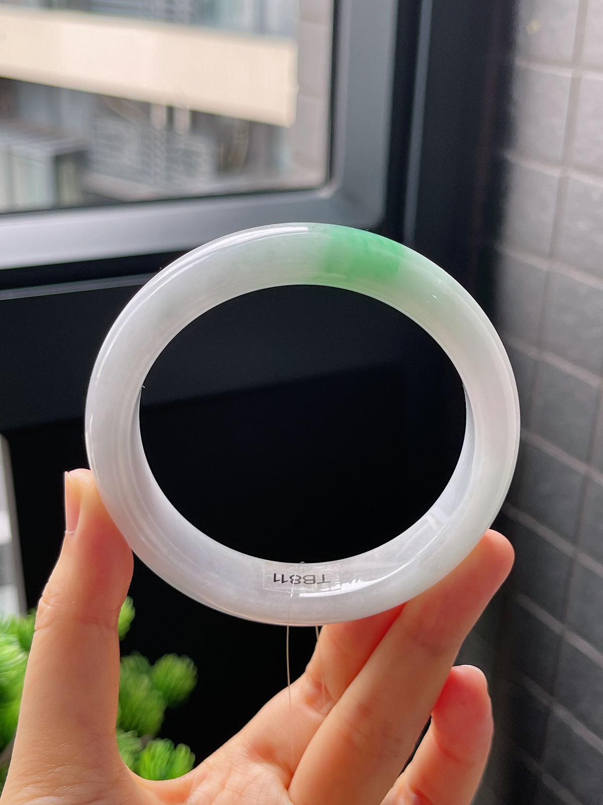 正圈60.8圈口，翡翠糯化种飘绿手镯