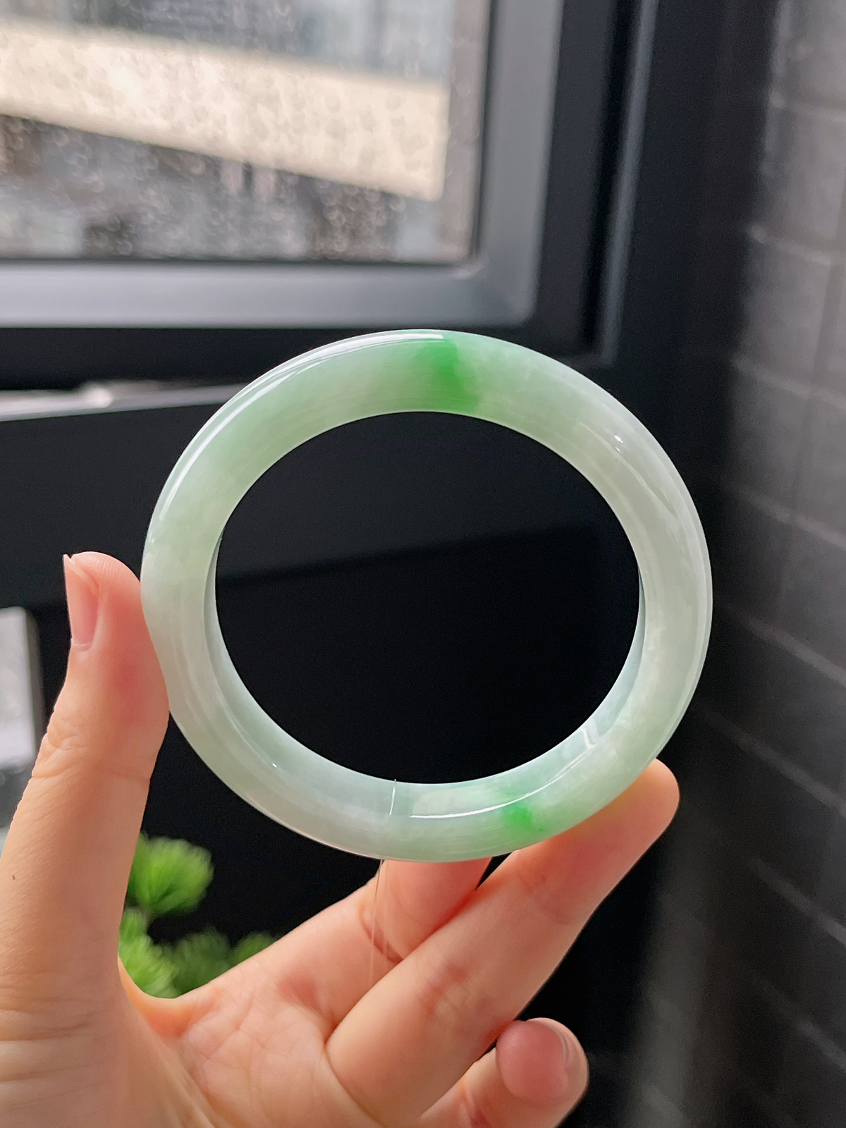 正圈55圈口，翡翠糯化种飘绿手镯