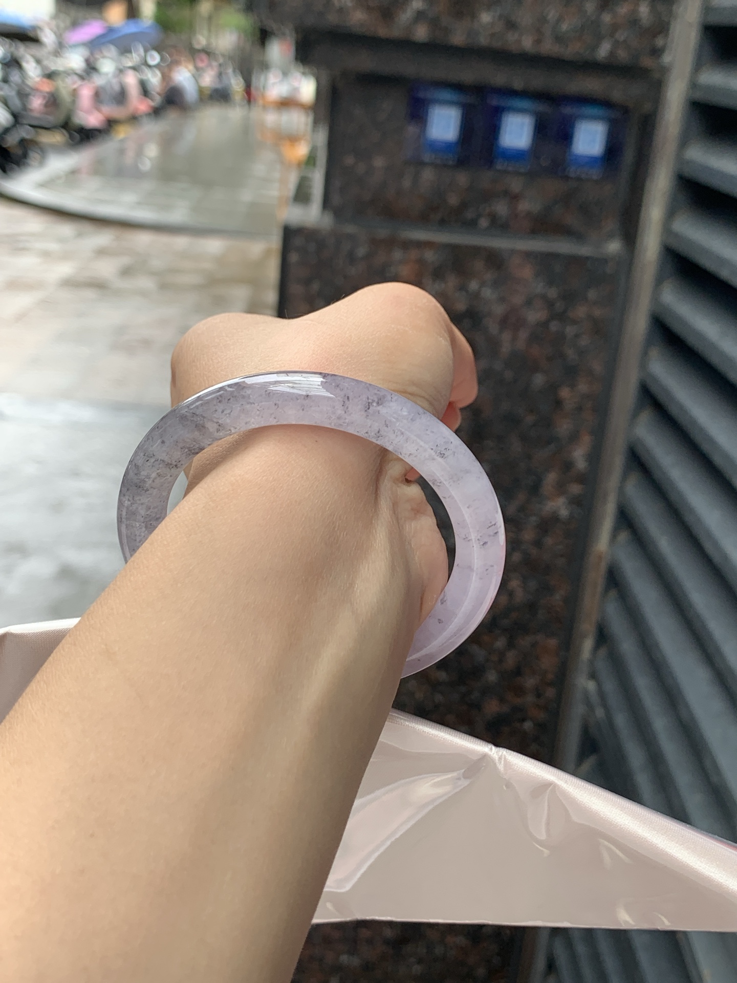 冰紫乌鸡圆条 53.8-8.7-8.8 0616-N983 打灯纹裂，冰润通透的底子，漫天细碎墨色雪花意境满满，清透朦胧紫调底色，独特清冷氛围感，小众不撞款。