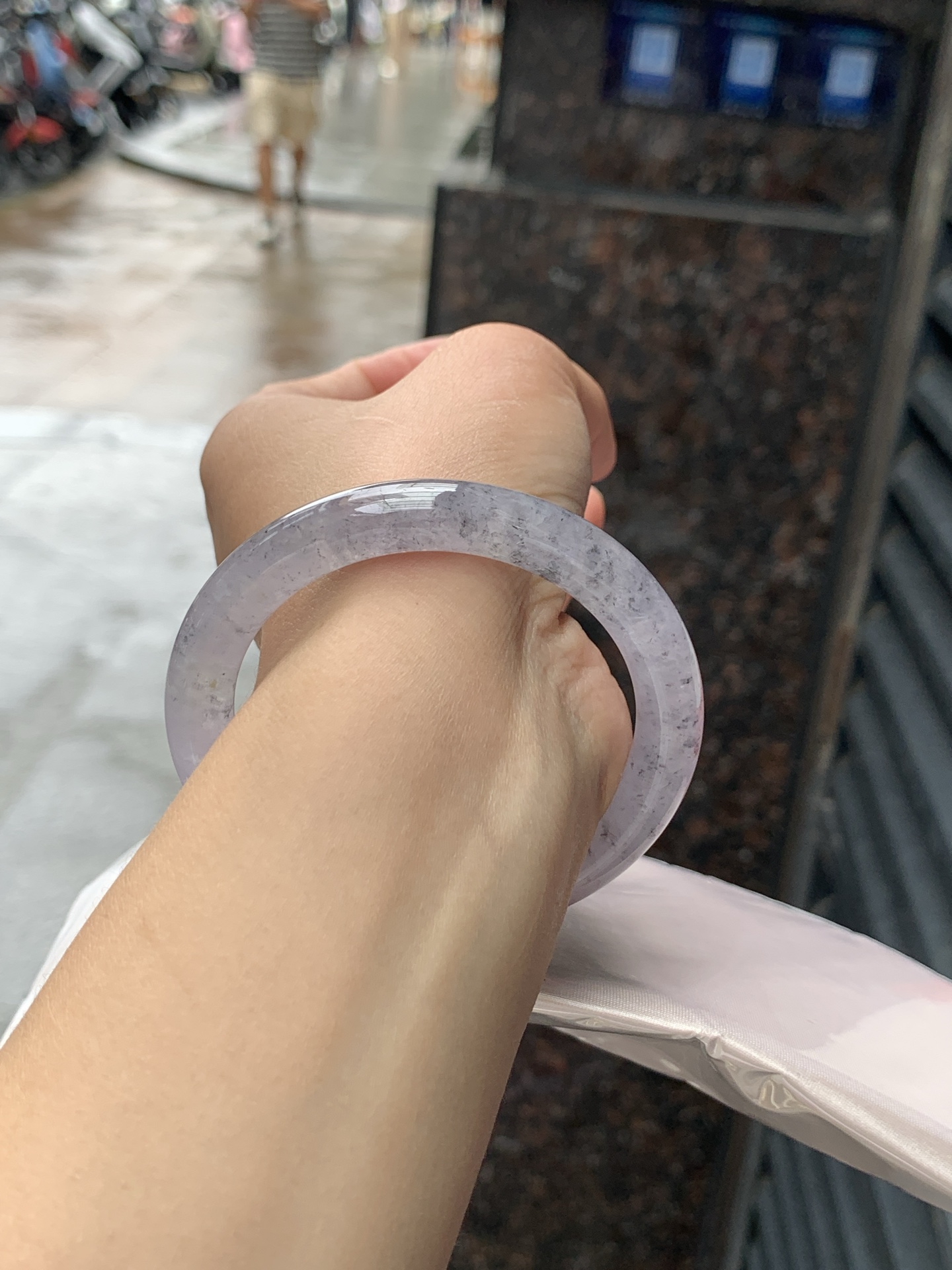 冰紫乌鸡圆条 53.8-8.7-8.8 0616-N983 打灯纹裂，冰润通透的底子，漫天细碎墨色雪花意境满满，清透朦胧紫调底色，独特清冷氛围感，小众不撞款。