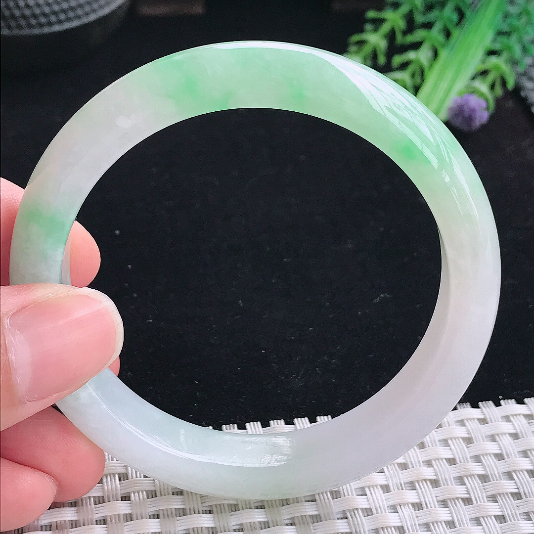 实拍A货翡翠56/11.5/8老坑精美温润飘绿手镯平安镯翡翠玉镯美人镯
