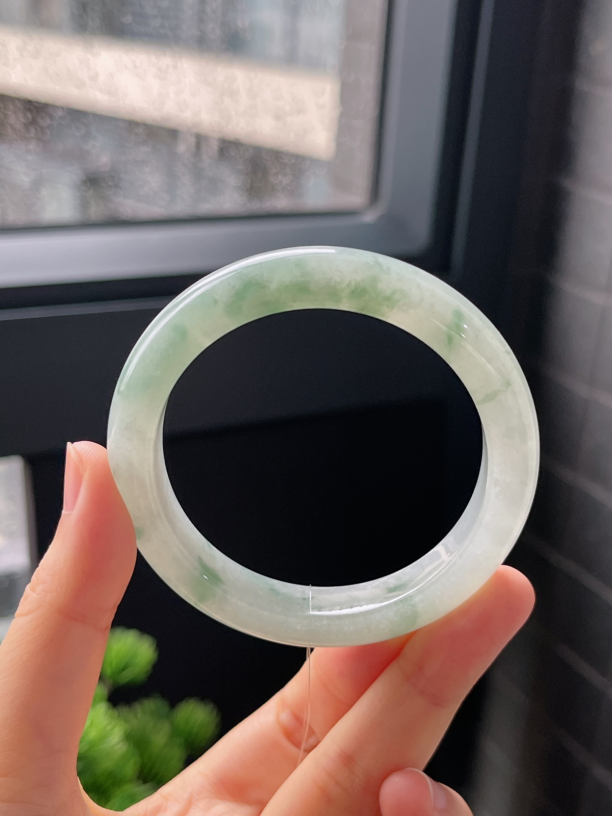 正圈52圈口，翡翠冰糯种飘绿手镯