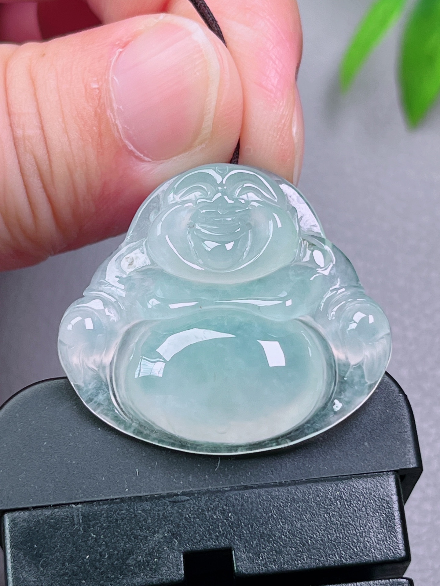 冰种佛公，料子油润，起荧光，尺寸：29-32.3-6.4