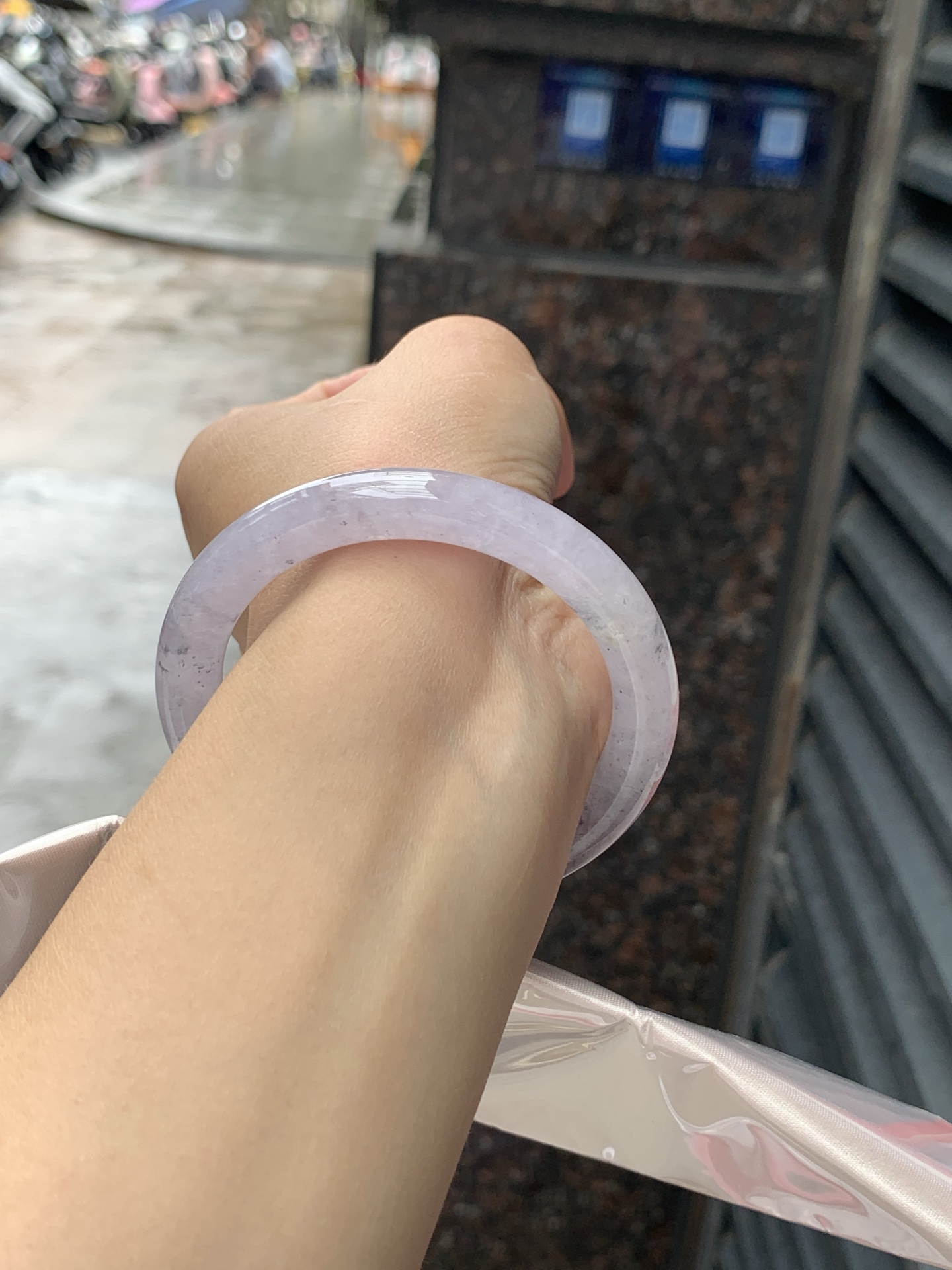 冰紫乌鸡圆条 53.8-8.7-8.8 0616-N983 打灯纹裂，冰润通透的底子，漫天细碎墨色雪花意境满满，清透朦胧紫调底色，独特清冷氛围感，小众不撞款。