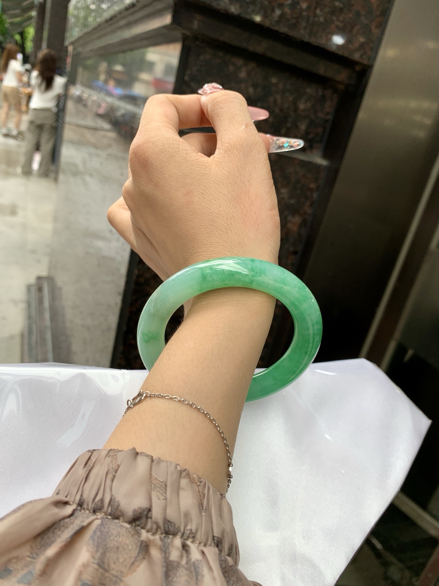 满绿圆条 55.7-11.2-11.3 0616-53-11361 打灯细纹，冰晶体，底妆水润，满绿圈果绿底色，鲜艳青翠，色泽均匀分布，举手投足之间散发出来的贵气感
