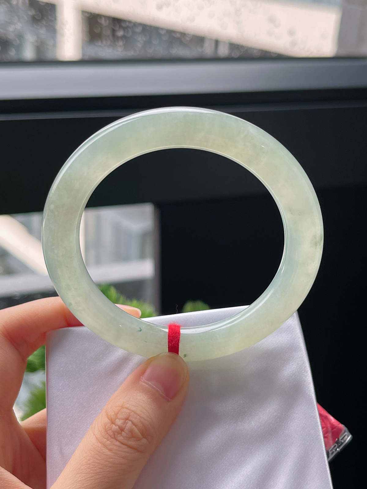 圈口54.6，冰糯到冰淡绿色翡翠圆条手镯