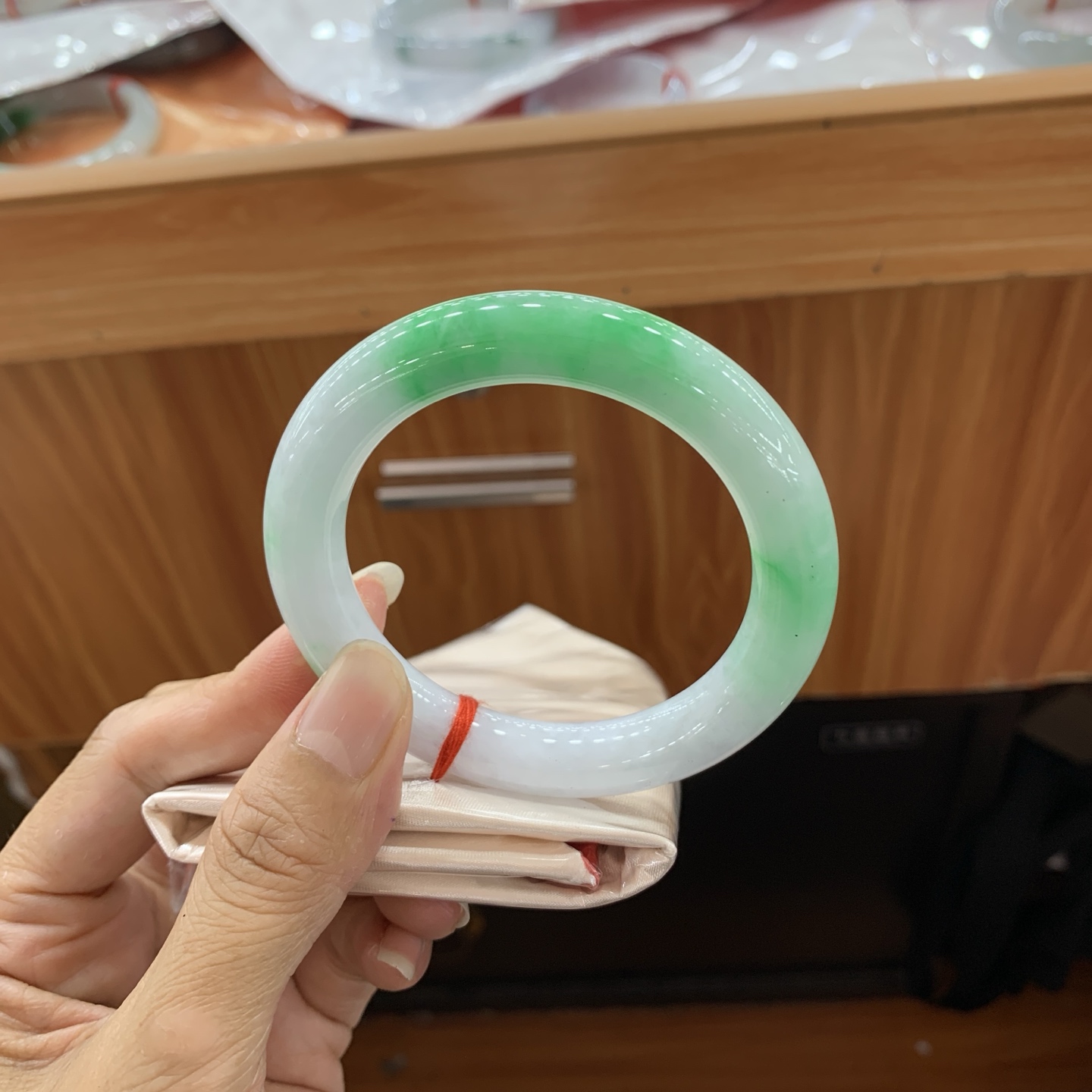 飘绿圆条翡翠手镯 55.3-10.8