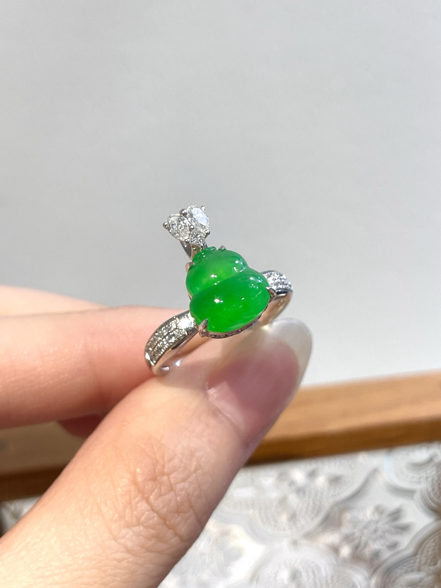 18K阳绿葫芦戒指翠色浓郁鲜亮，通体匀净通透，水头充盈起光，上手精致秀气，两用款上身温柔显贵尺寸：整体14.3*9.3*8.3裸石9.1