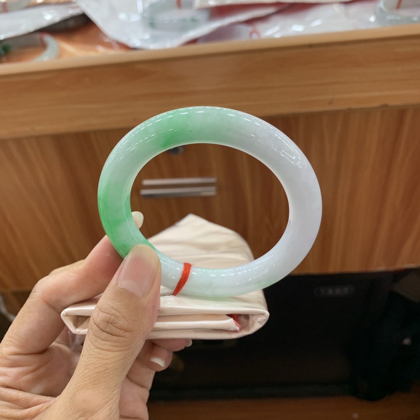 飘绿圆条翡翠手镯 55.3-10.8