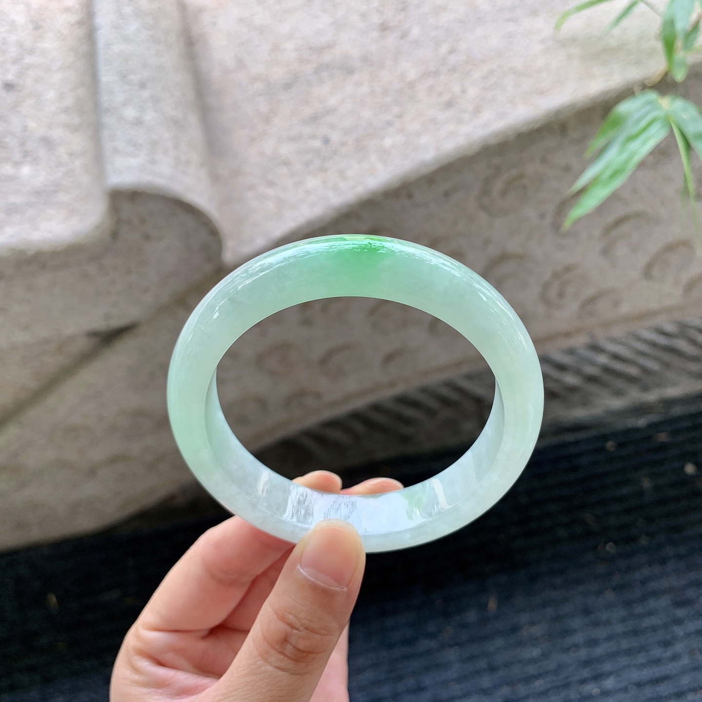 正圈58 59【圈口】58/13.4/8.5【编码】BA061769【描述】糯冰飘绿，水润，种老，细腻，打灯有晶体结构