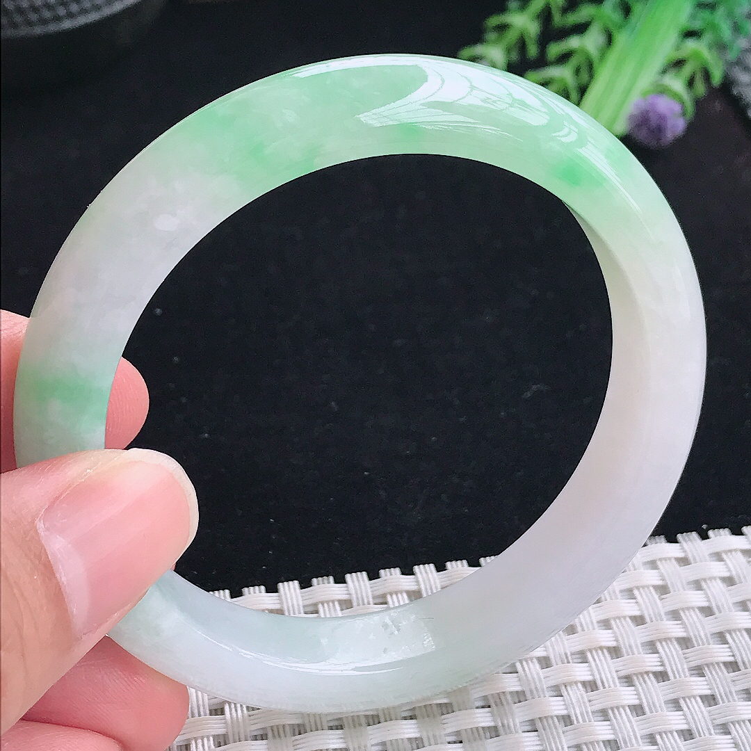 实拍A货翡翠56/11.5/8老坑精美温润飘绿手镯平安镯翡翠玉镯美人镯