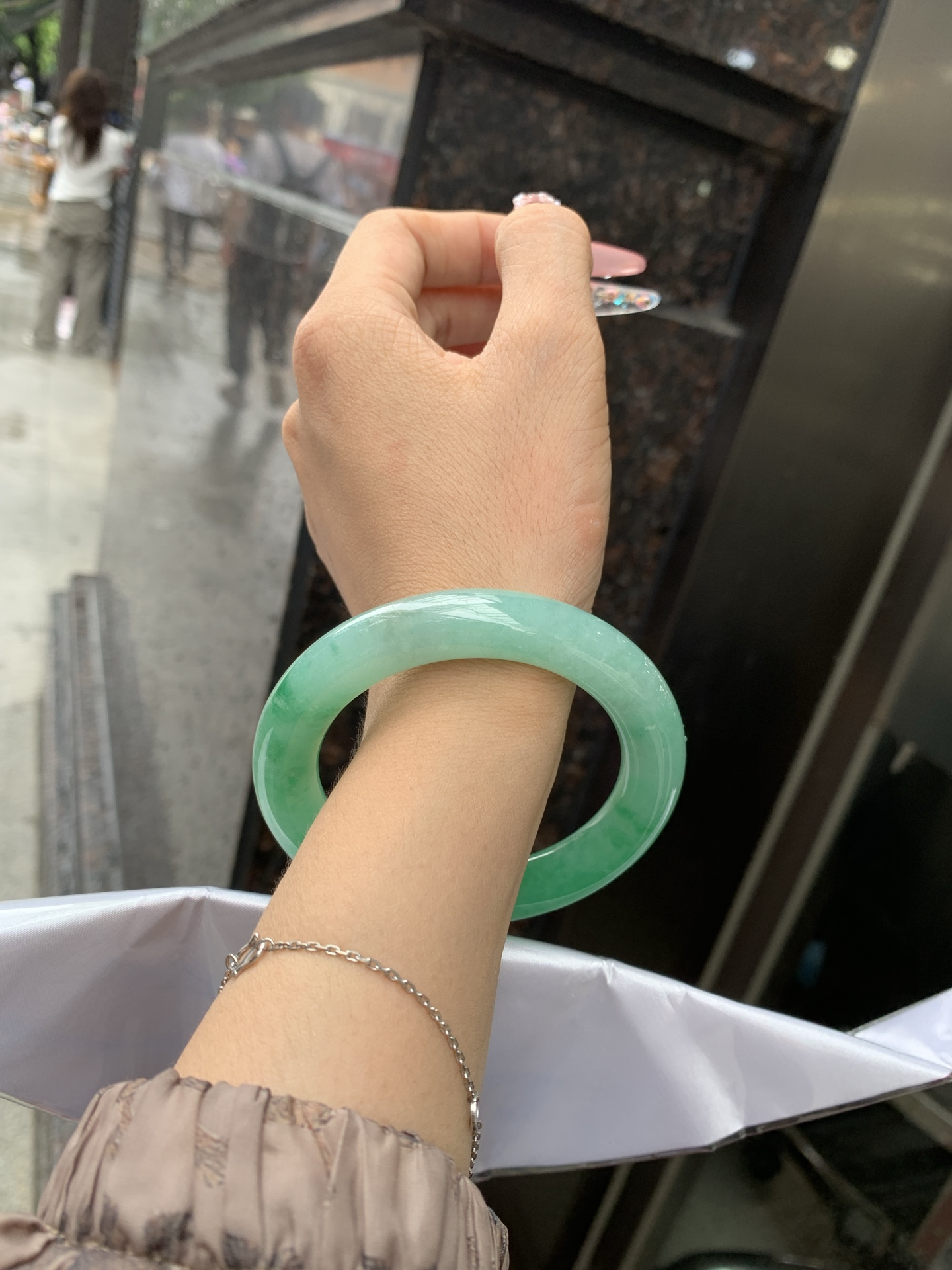 满绿圆条 55.7-11.2-11.3 0616-53-11361 打灯细纹，冰晶体，底妆水润，满绿圈果绿底色，鲜艳青翠，色泽均匀分布，举手投足之间散发出来的贵气感