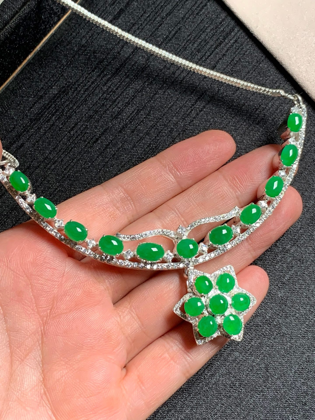 冰阳绿项链
无纹裂，种好色好品相好，色泽艳丽纯正，质地细腻水灵饱满圆润