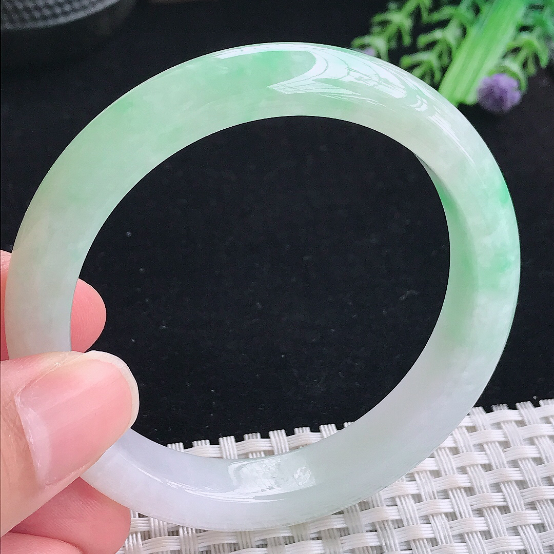实拍A货翡翠56/11.5/8老坑精美温润飘绿手镯平安镯翡翠玉镯美人镯