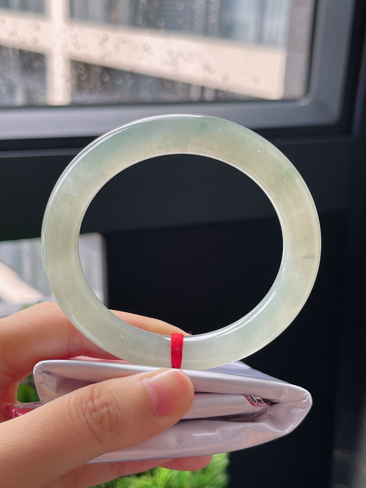 圈口54.6，冰糯到冰淡绿色翡翠圆条手镯