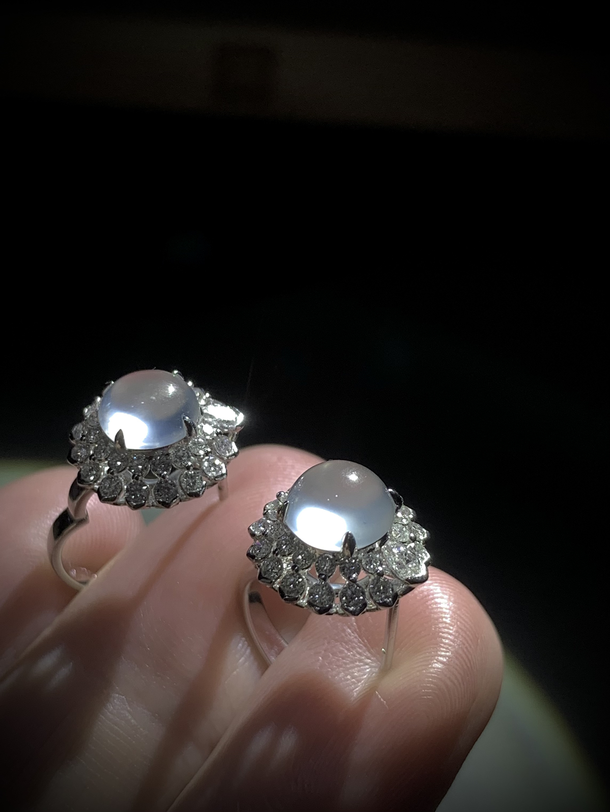 精品蛋面耳拍耳钉，
裸石7.2-7.2-4.5mm，
整体13.8-12-16.3mm，4.23g，
18K金，南非钻