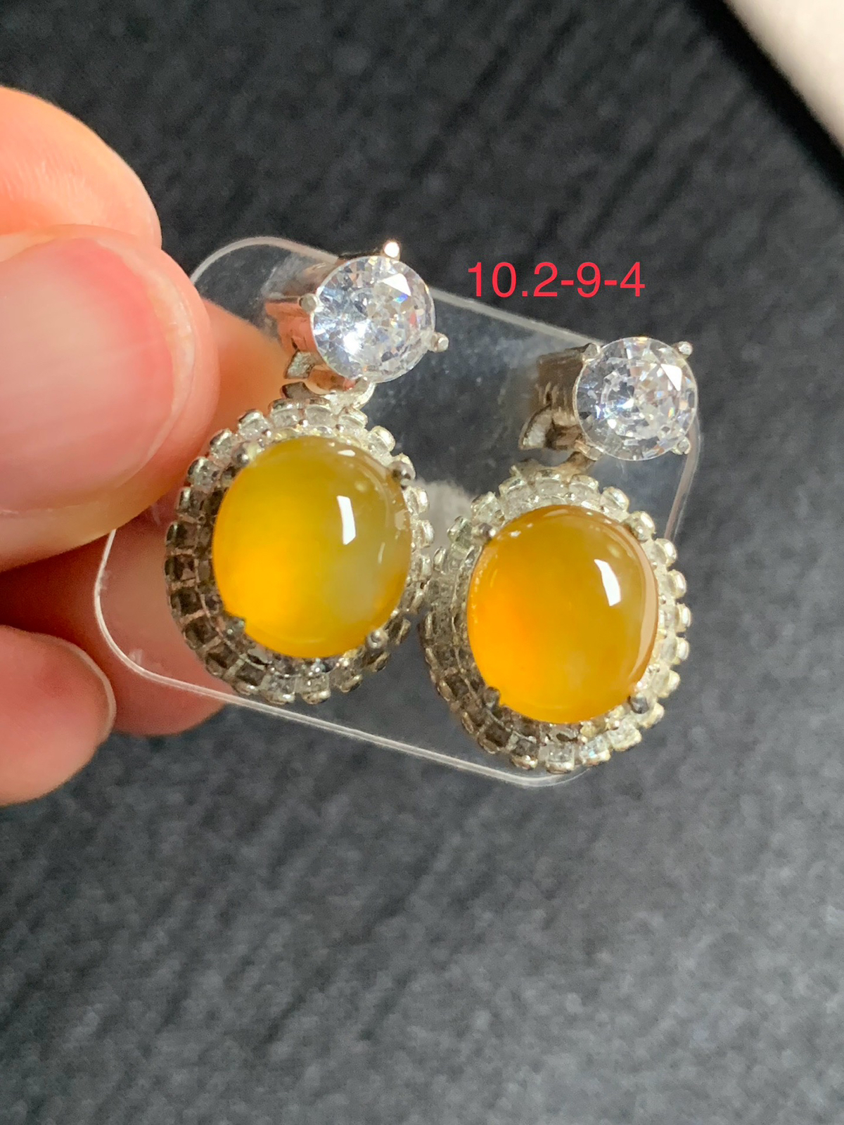 冰阳绿戒面耳钉一套
无纹裂，种好色好品相好，色泽艳丽纯正，老坑种质地细腻水灵纯净饱满