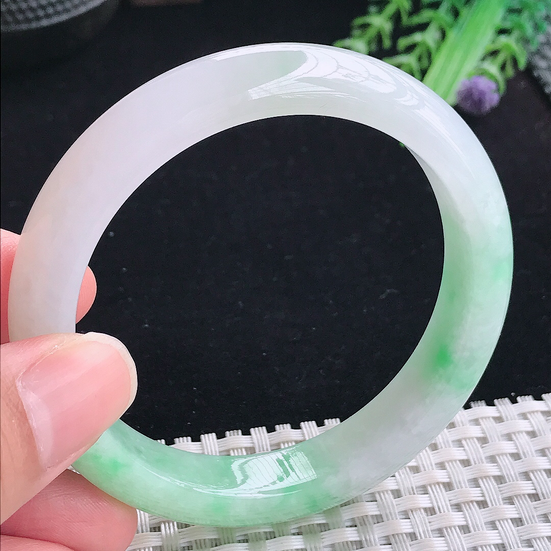 实拍A货翡翠56/11.5/8老坑精美温润飘绿手镯平安镯翡翠玉镯美人镯