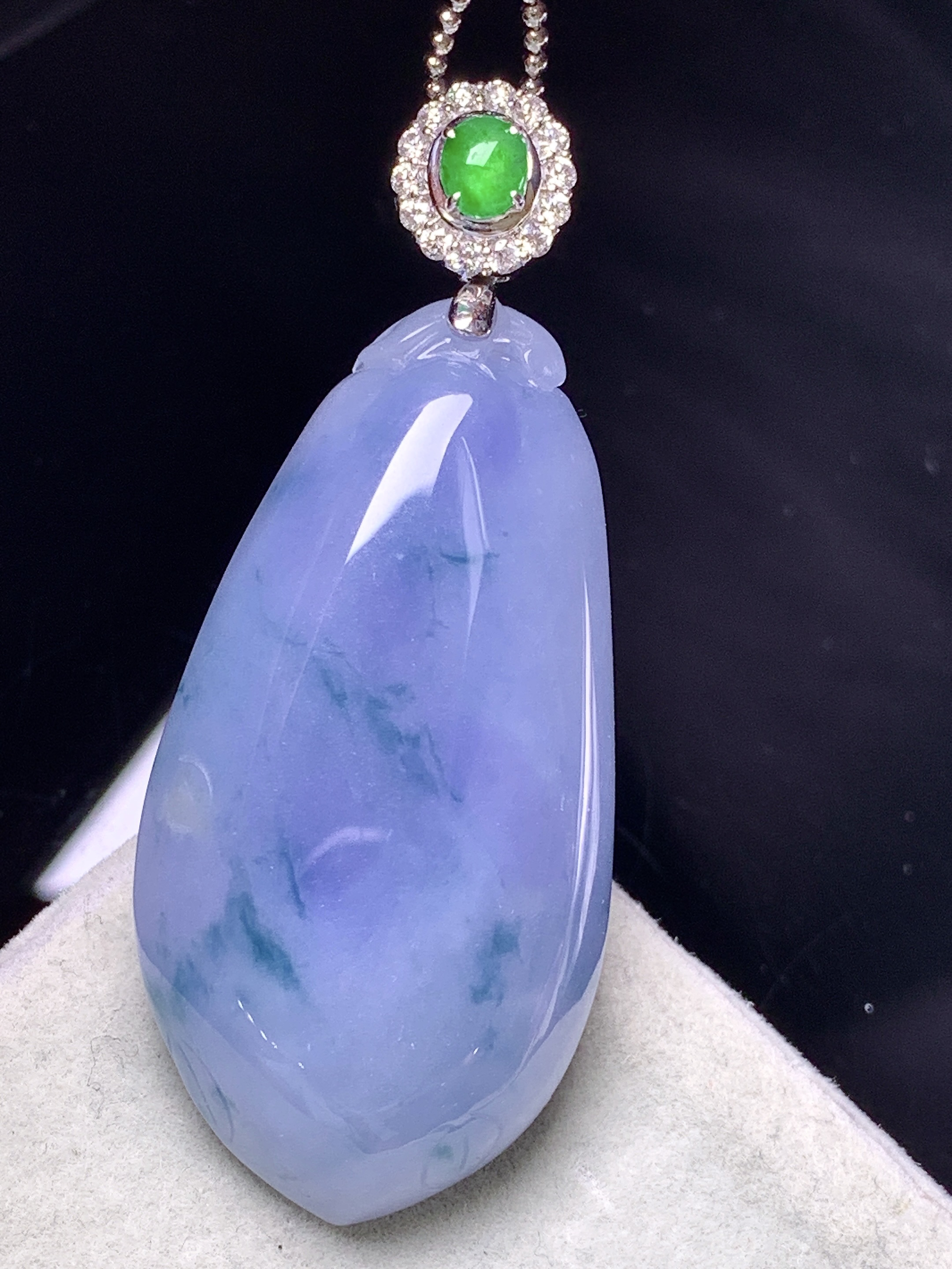 18k金钻镶嵌紫罗兰飘绿福瓜吊坠 玉质细腻 色泽艳丽清新 整体尺寸51.6*21.5*9.5 d1