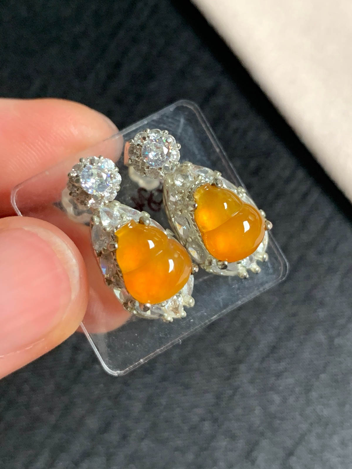 高冰黄翡葫芦耳钉
无纹裂，种好色美品相好，颜色鲜艳明亮，老坑种冰透水灵饱满圆润