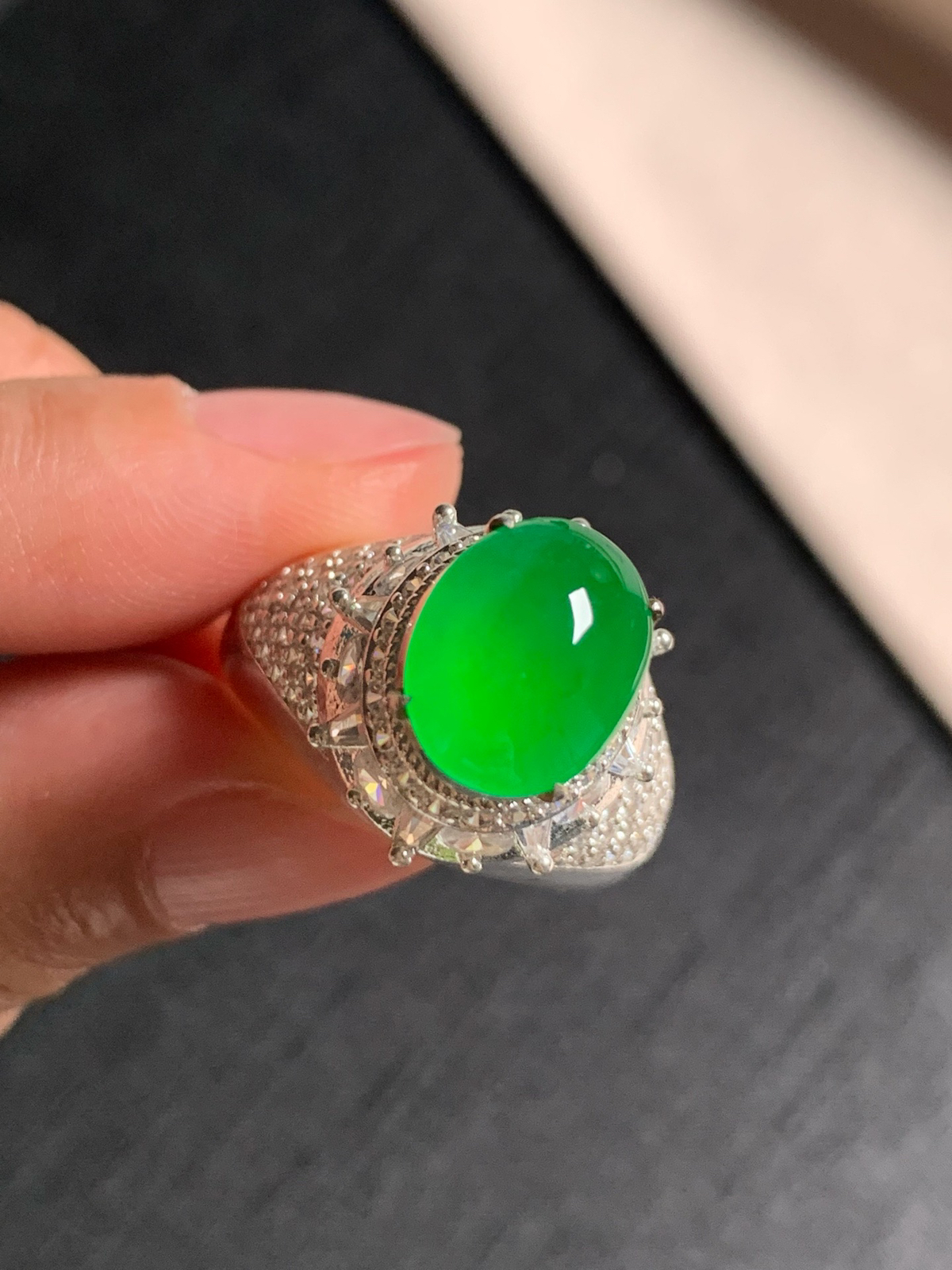 高冰阳绿戒面
无纹裂，种好色好品相好，正阳绿色泽艳丽纯正，老坑种冰透起荧光，饱满圆润