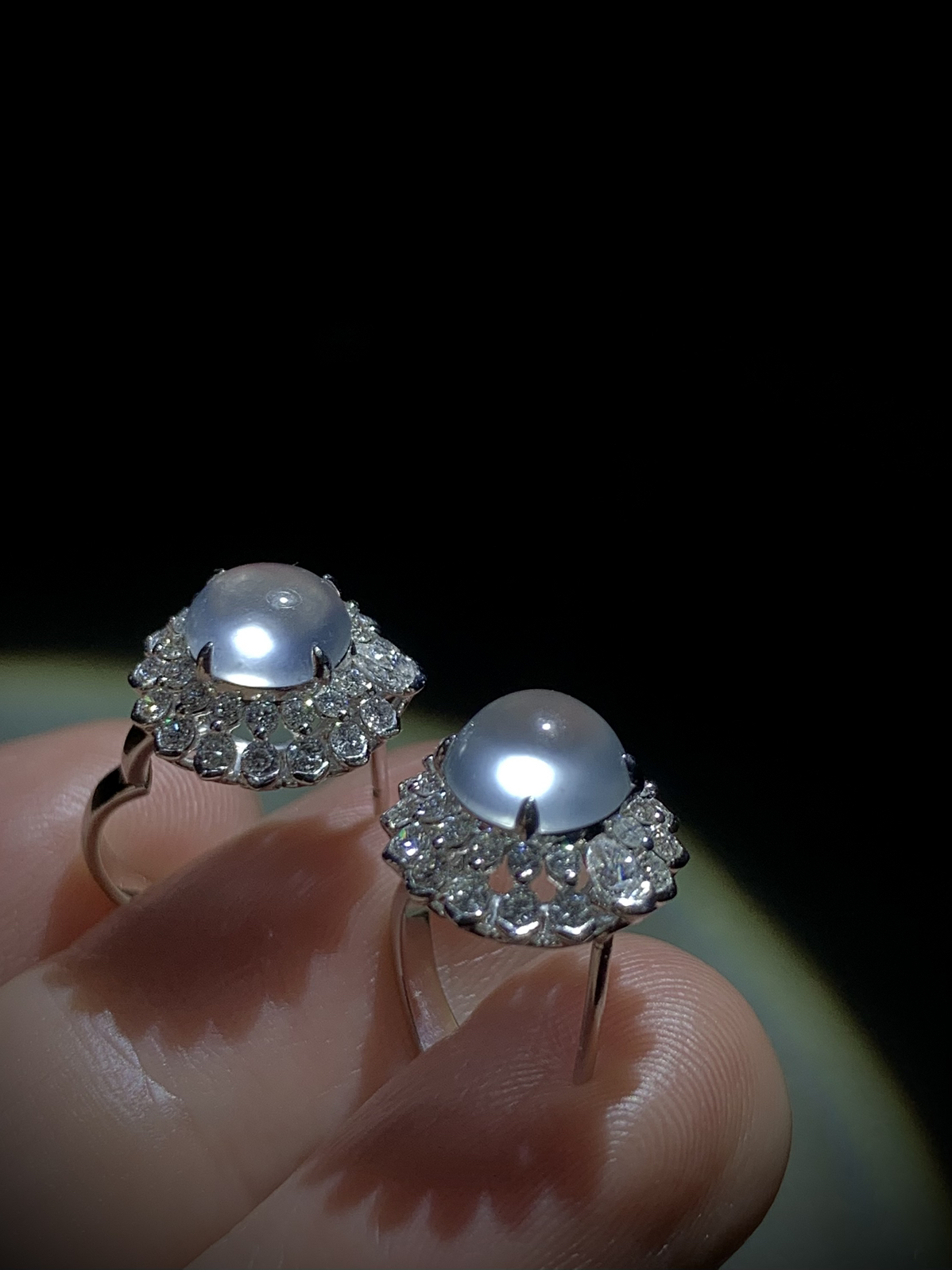 精品蛋面耳拍耳钉，
裸石7.2-7.2-4.5mm，
整体13.8-12-16.3mm，4.23g，
18K金，南非钻