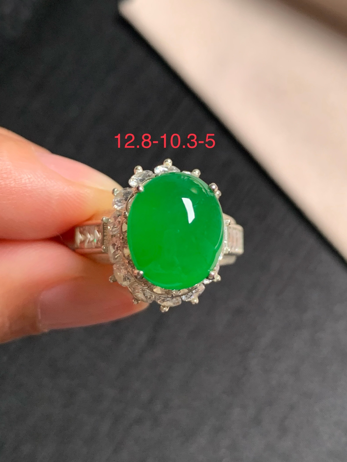 冰种辣阳绿戒面
无纹裂，种好色好品相好，辣阳绿色泽浓郁艳丽，老坑种质地细腻水灵饱满