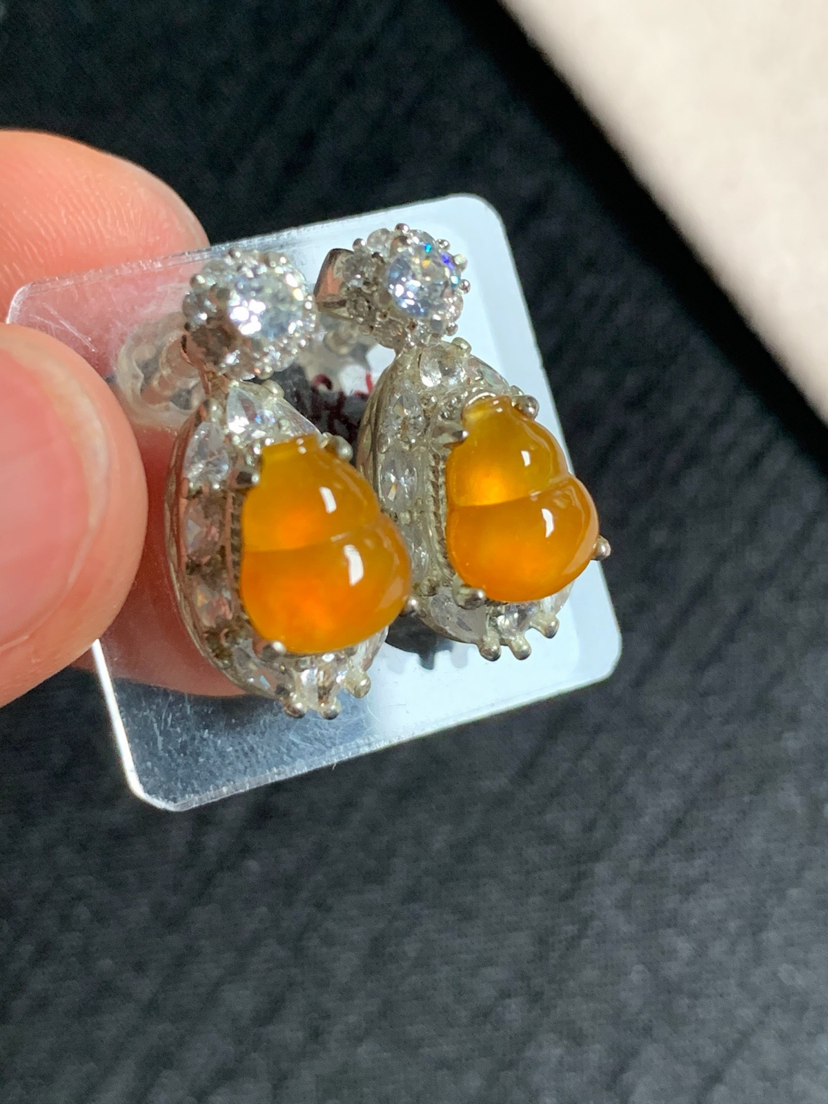 高冰黄翡葫芦耳钉
无纹裂，种好色美品相好，颜色鲜艳明亮，老坑种冰透水灵饱满圆润