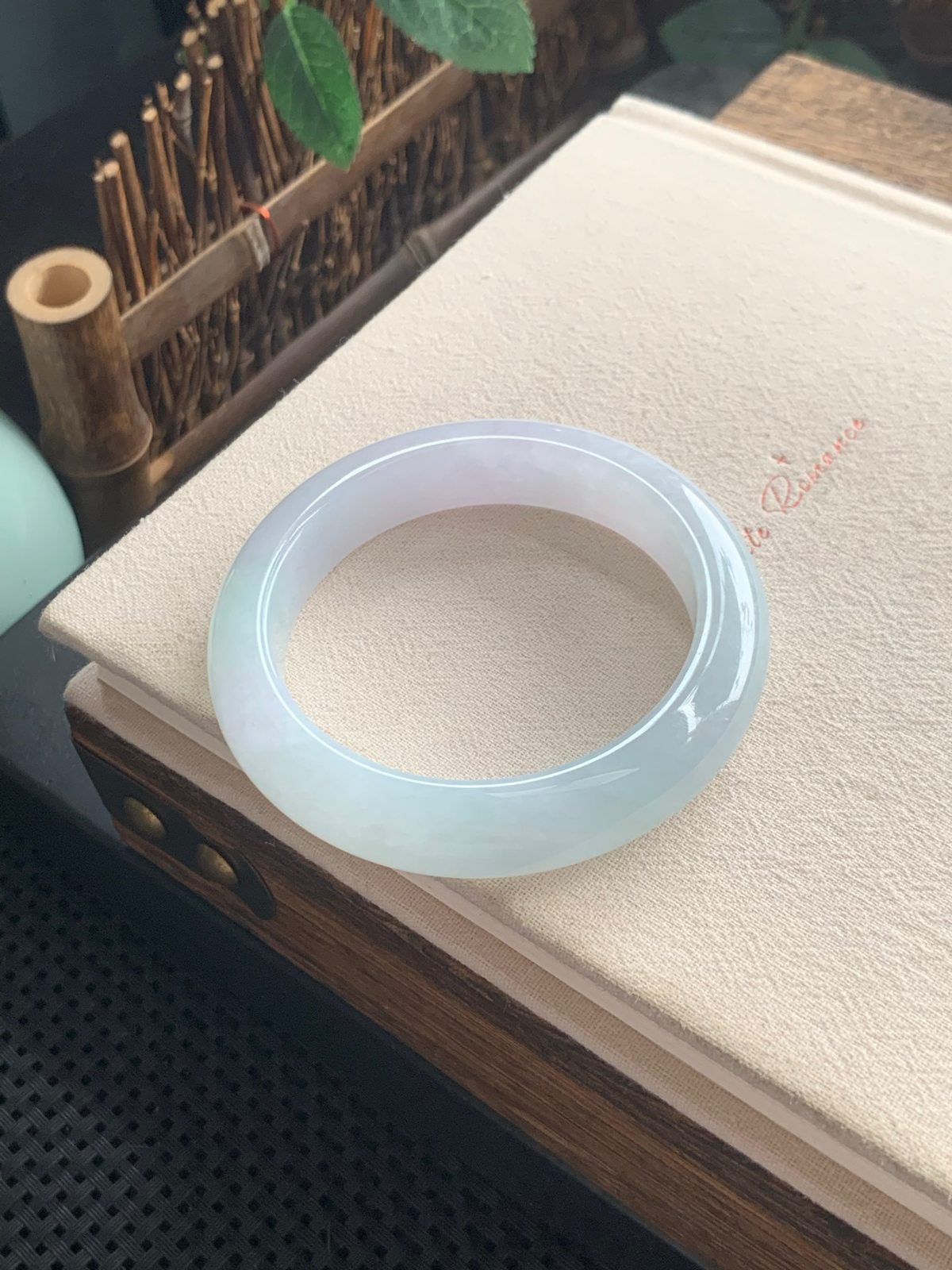 53.8圈口淡春彩正圈手镯，小纹不明显可忽略