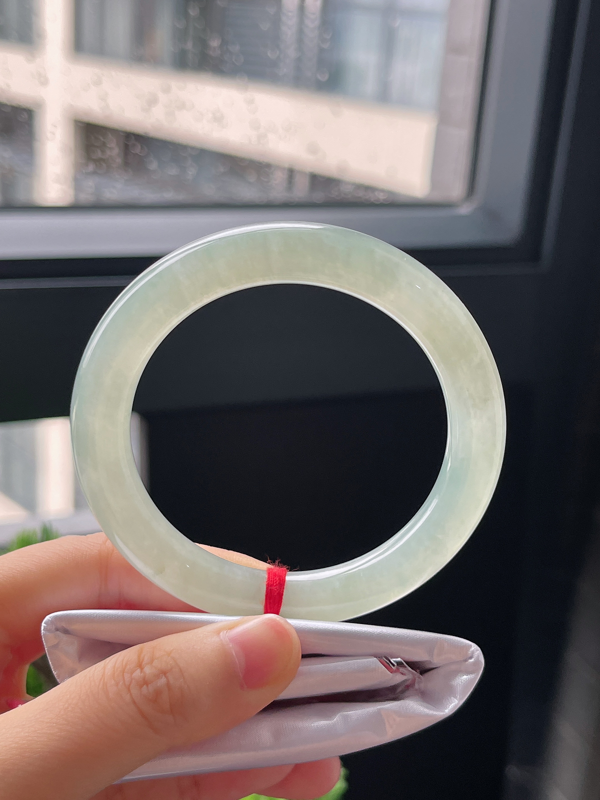 圈口54.6，冰糯到冰淡绿色翡翠圆条手镯