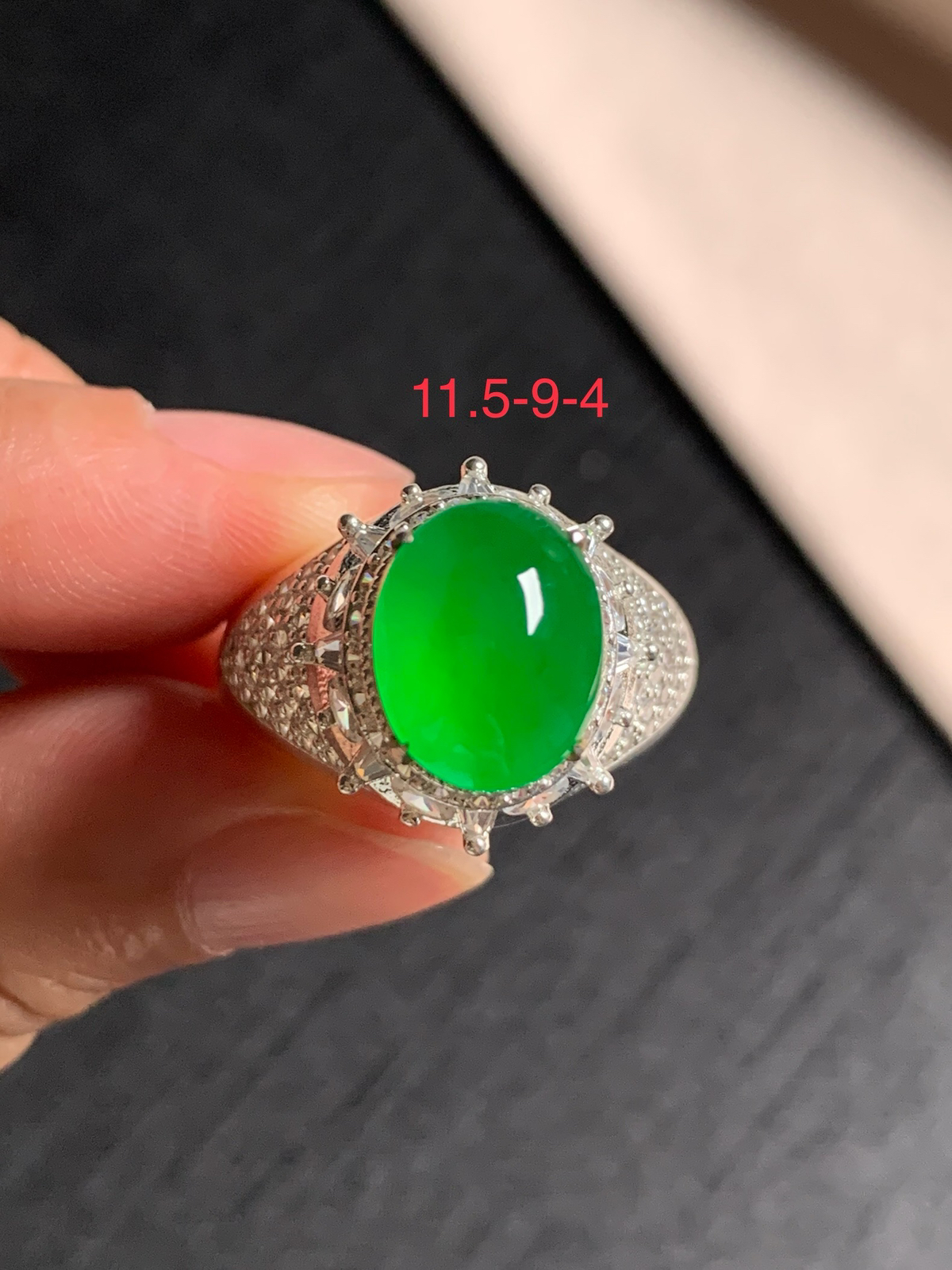 高冰阳绿戒面
无纹裂，种好色好品相好，正阳绿色泽艳丽纯正，老坑种冰透起荧光，饱满圆润