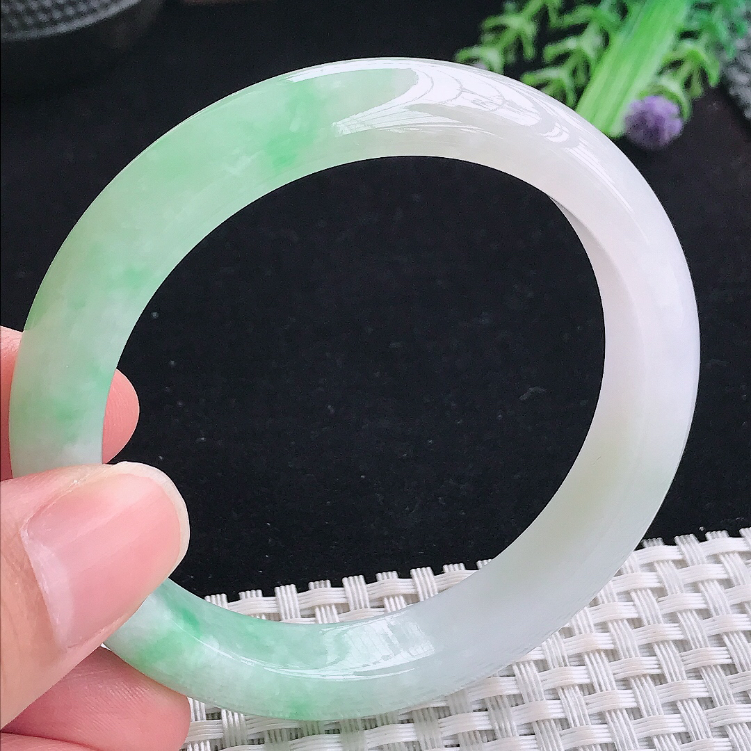 实拍A货翡翠56/11.5/8老坑精美温润飘绿手镯平安镯翡翠玉镯美人镯