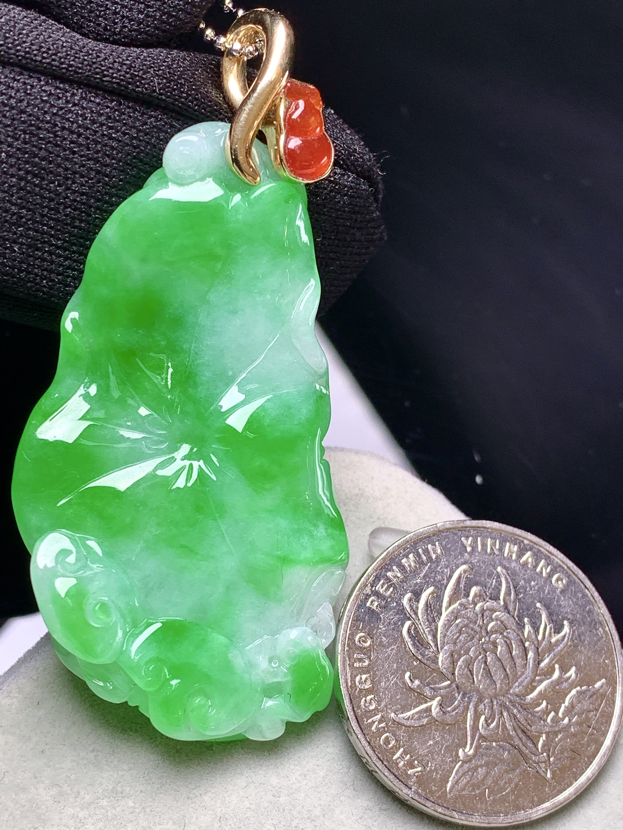 18k金镶嵌飘阳荷叶吊坠 玉质细腻 色泽艳丽清新 整体尺寸58.2*26.3*6.8 d1