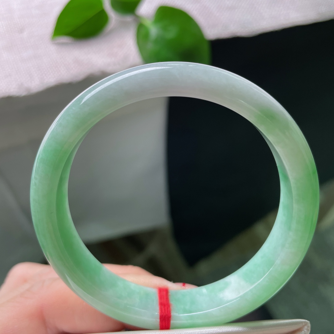 55.6/11.6/7.3果绿正圈，瑰姿艳逸，佩戴贵气不失大气婉约，水润，有棉线，ss52343a
