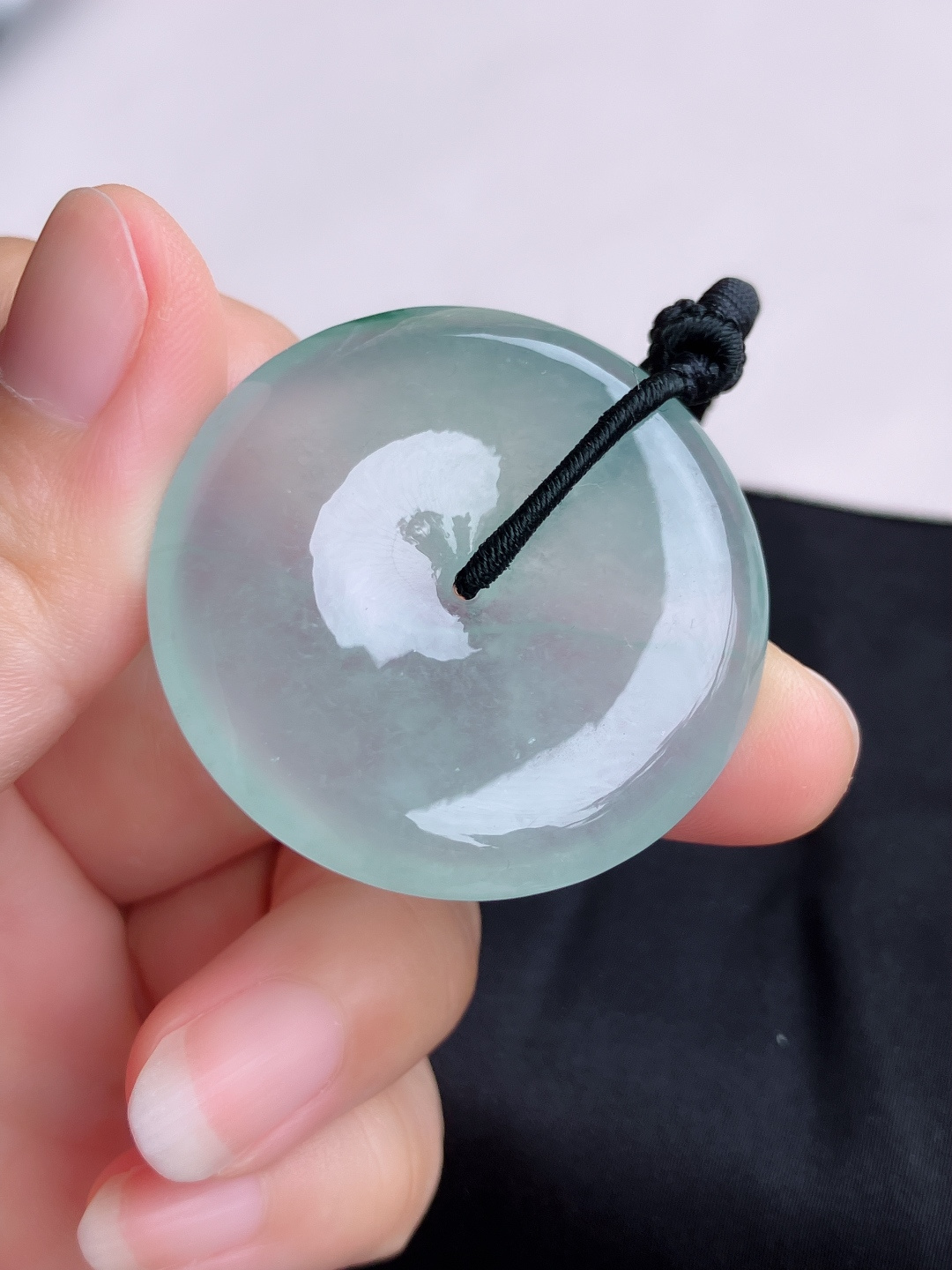 底色大平安扣，晶莹剔透。尺寸39.6/6.8/自然光实拍