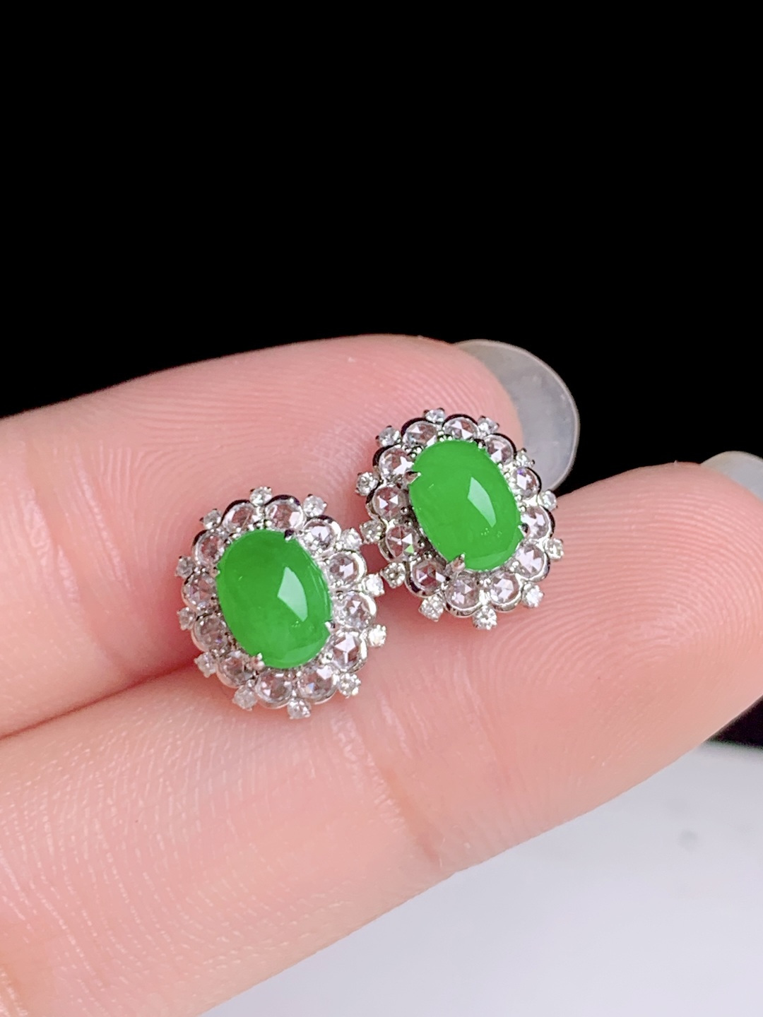 冰阳绿蛋面耳钉 18k金钻镶嵌，10.8-9.5-5.5