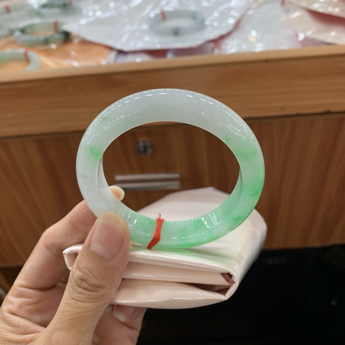 061506JJ 飘绿正圈翡翠手镯 53-11.7-8.7