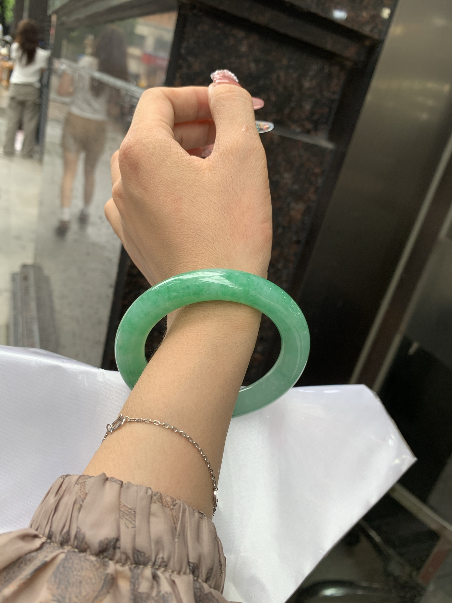 满绿圆条 55.7-11.2-11.3 0616-53-11361 打灯细纹，冰晶体，底妆水润，满绿圈果绿底色，鲜艳青翠，色泽均匀分布，举手投足之间散发出来的贵气感
