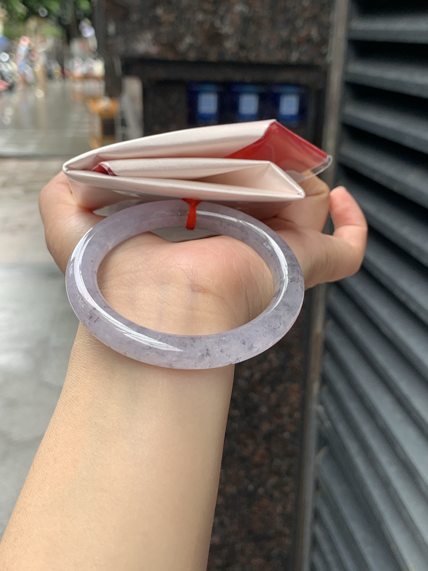 冰紫乌鸡圆条 53.8-8.7-8.8 0616-N983 打灯纹裂，冰润通透的底子，漫天细碎墨色雪花意境满满，清透朦胧紫调底色，独特清冷氛围感，小众不撞款。