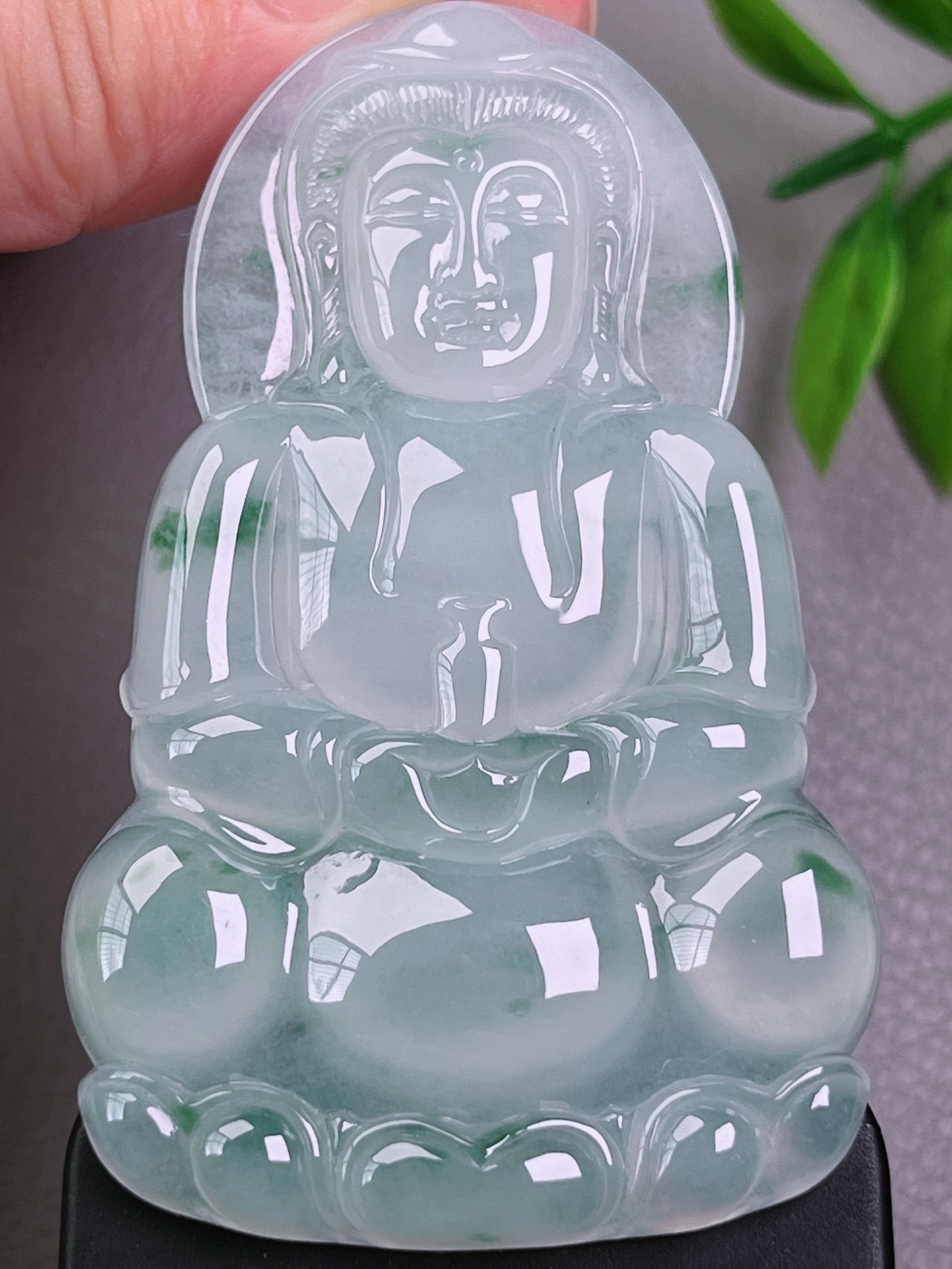 高冰种飘花大观音，无裂，大气油洁，冰透水润，起荧光，尺寸：68-42.2-6.3