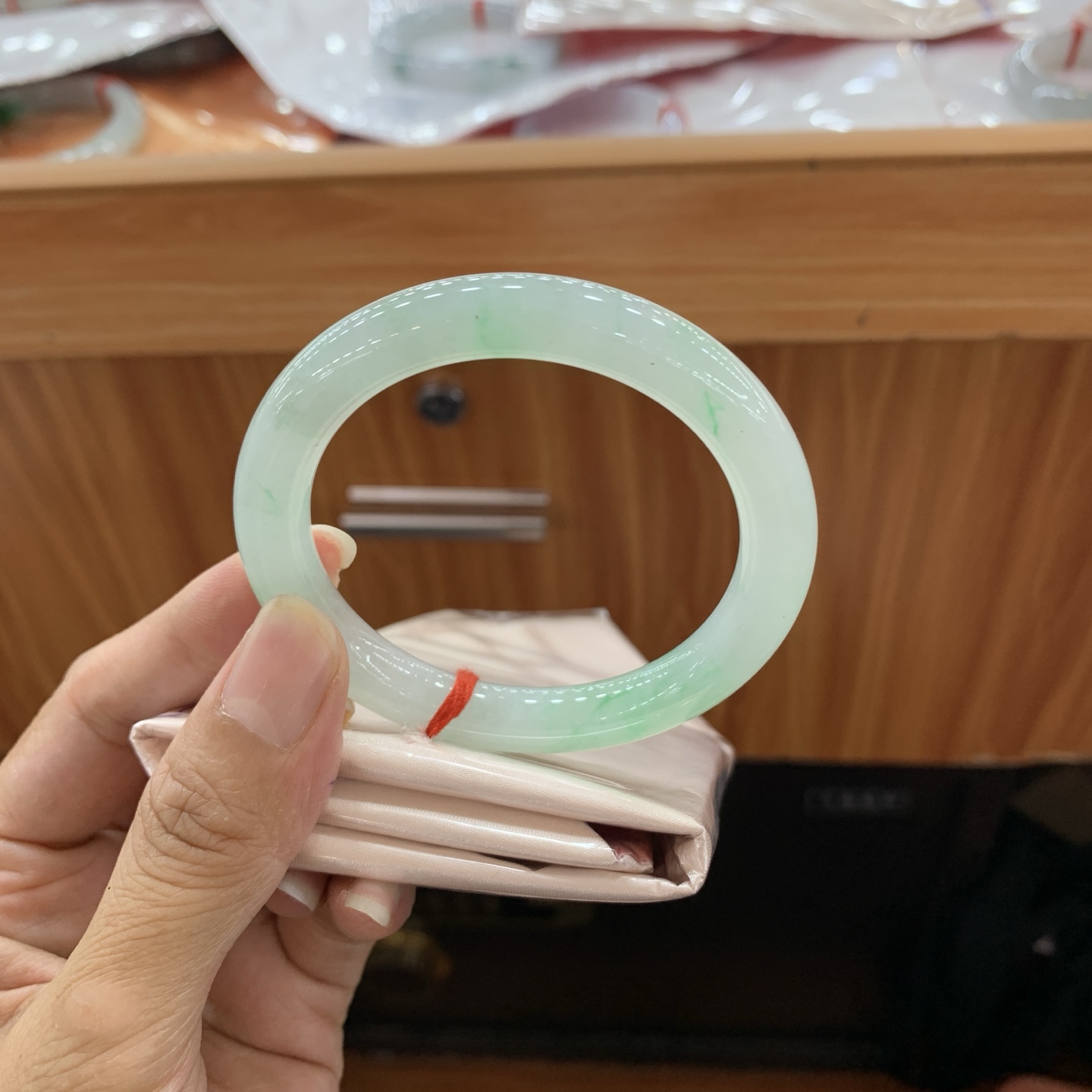 061518MMJ 飘绿圆条翡翠手镯 52.6-8.8