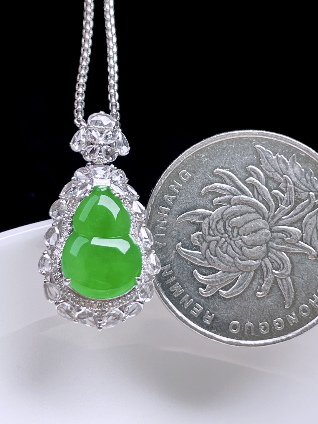 阳绿葫芦 色阳色浓，种老水润，18k金镶嵌 整体：24.4/13.6/9.6 裸石：12.3/8.5