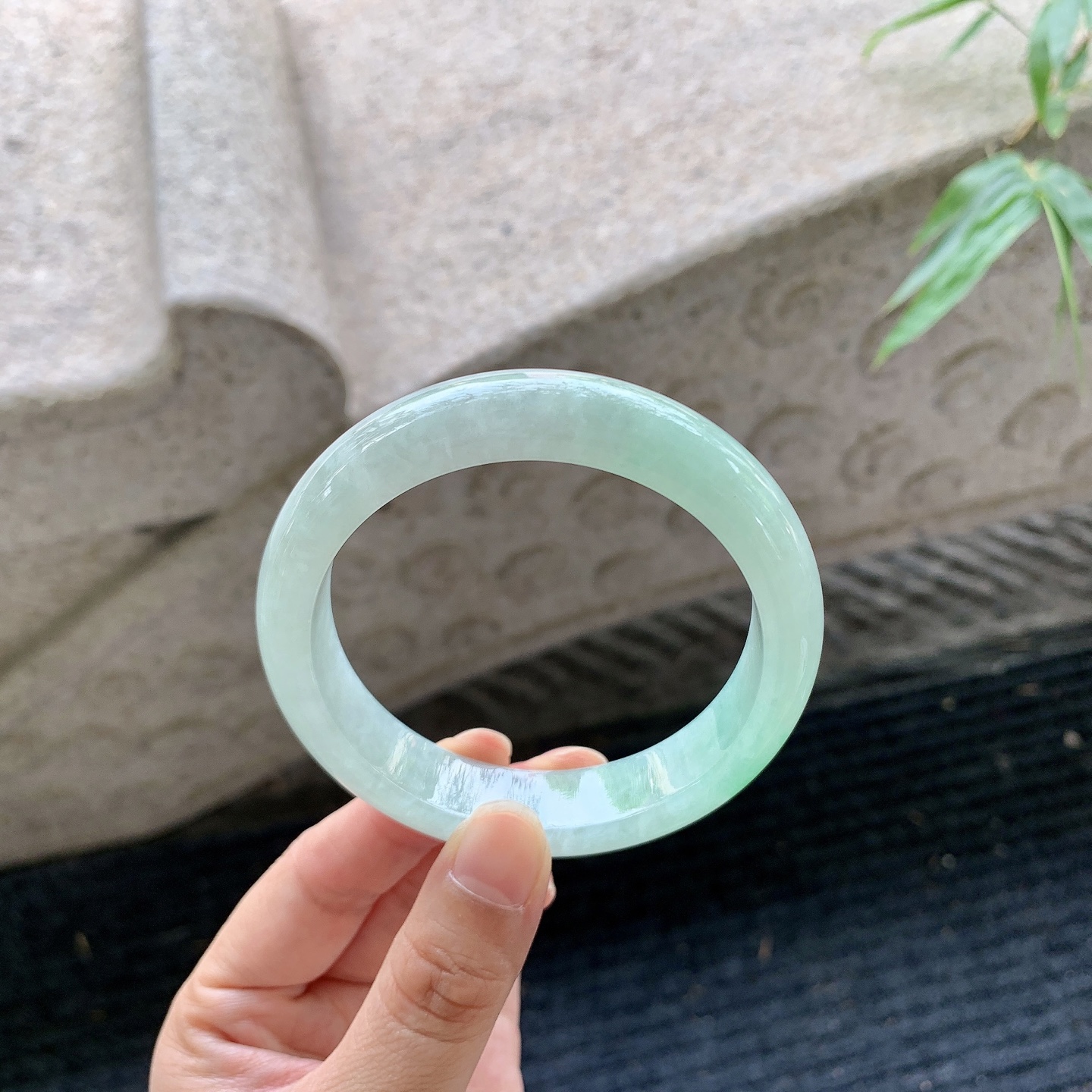 正圈58 59【圈口】58/13.4/8.5【编码】BA061769【描述】糯冰飘绿，水润，种老，细腻，打灯有晶体结构