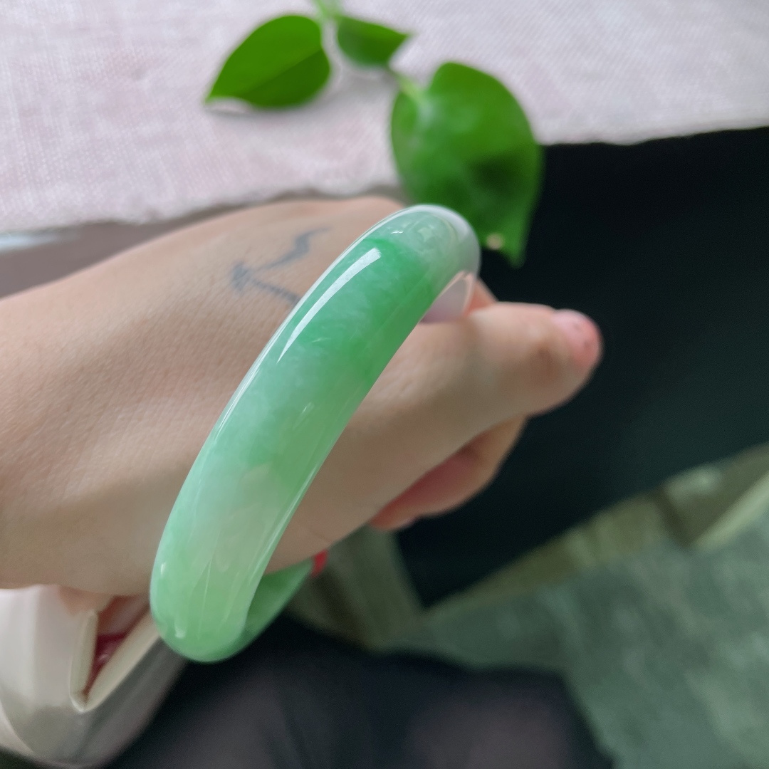 55.6/11.6/7.3果绿正圈，瑰姿艳逸，佩戴贵气不失大气婉约，水润，有棉线，ss52343a