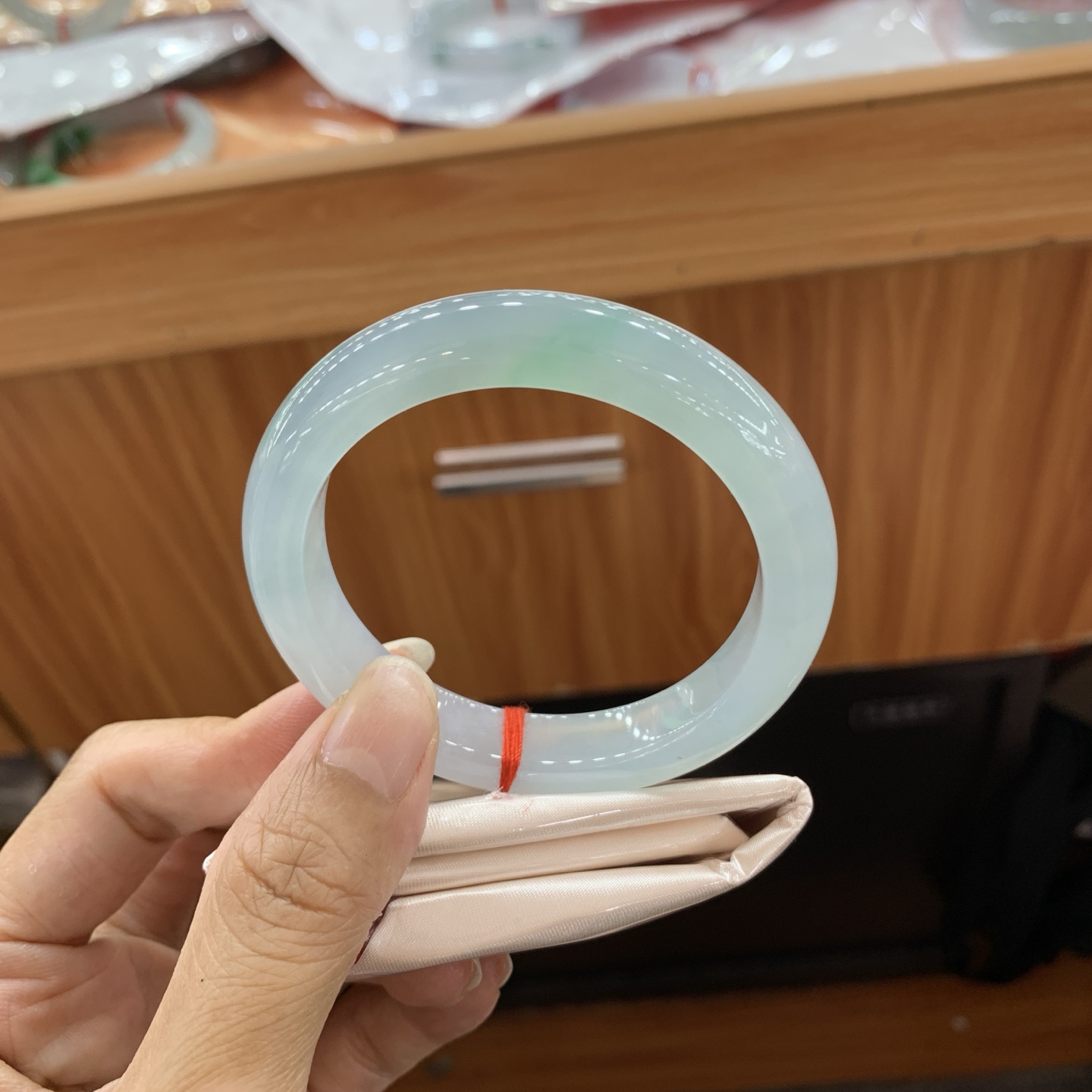 蓝胶飘绿花正圈翡翠手镯 54.3-12-9