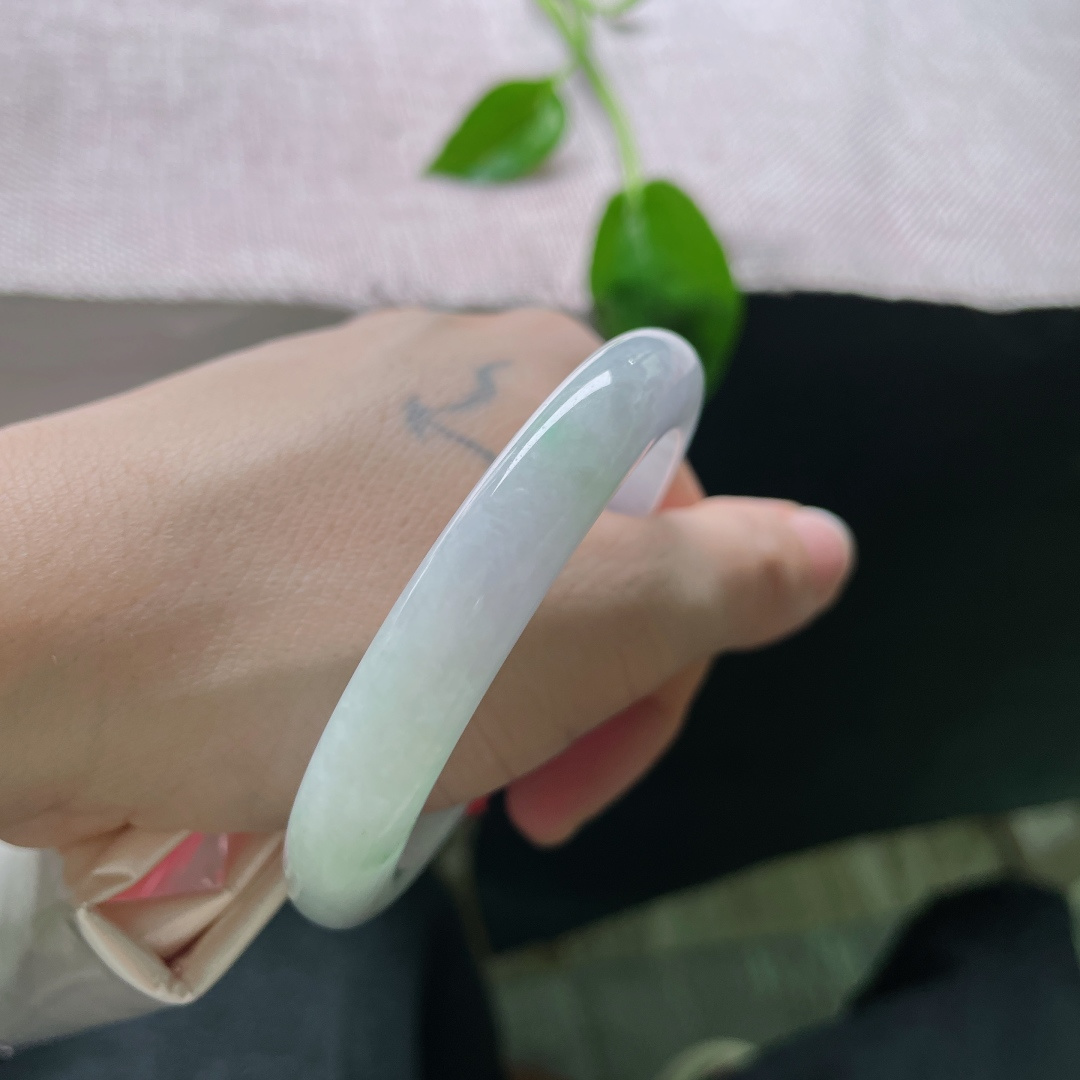 52.7/9.9/8.2，淡春彩正圈，条形秀气，佩戴优雅，轻盈无感，晶体，无裂，ss53811a