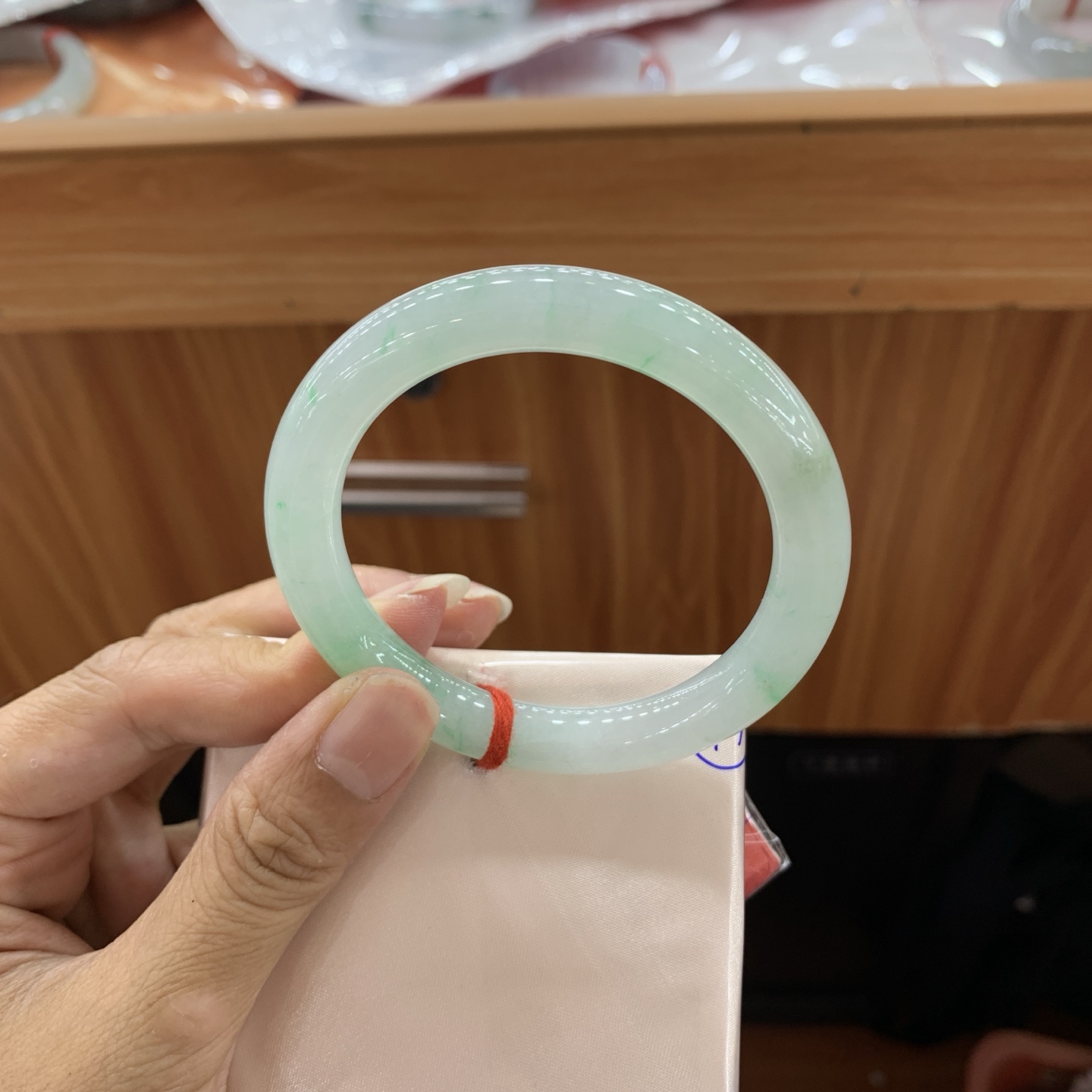 061518MMJ 飘绿圆条翡翠手镯 52.6-8.8